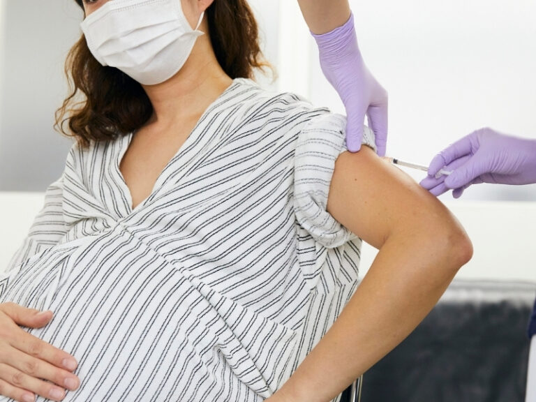 Có cần chích ngừa trước khi mang thai không? 8 loại vắc xin (kèm chi phí) quan trọng dành cho bà bầu