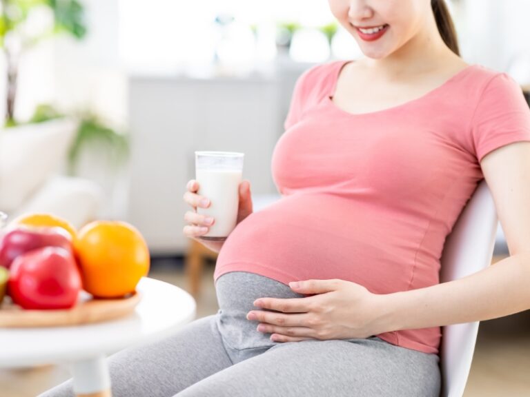 Bầu có nên uống sữa tươi?